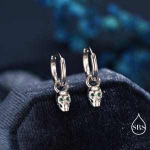 Extra kleine Schädel Huggie Hoop Ohrringe in Sterling Silber, Silber, Gold oder Rosegold, abnehmbare Schädel Anhänger, Silber Schädel Hoop Ohrringe