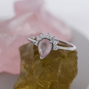 Anillo de corona de cuarzo rosa con corte de pera genuino en plata de ley, anillo de cristal de cuarzo rosa natural, diseño de inspiración vintage, tallas 5-8 de EE. UU.
