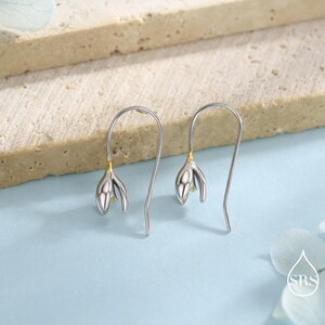 Pendientes colgantes de flores de campanilla de invierno en plata de ley, plata y oro, pendientes de flores de inspiración natural, flor de nacimiento de enero, botánico imagen 4