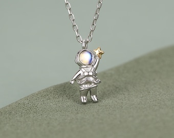 Collar con colgante de astronauta en plata de ley con piedra lunar sintética.
