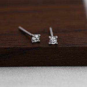 Orecchini a bottone CZ extra piccoli in argento sterling, orecchini a bottone appena visibili, orecchini di cristallo da 2 mm, piccoli orecchini di cristallo immagine 5