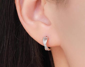 Pendientes de aro doble en plata de ley con circonitas cúbicas cruzadas, plata, oro y oro rosa. Delicados.