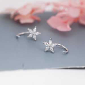 CZ Vergissmeinnicht Blumen Huggie Hoop Ohrringe in Sterling Silber, Gold oder Silber, Marquise CZ Blumen Threader Hoop Ohrringe, Durchziehen