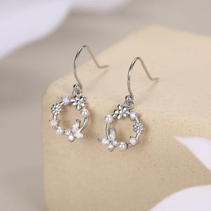 Sterling Silber Blumen Kranz Tropfen Haken Ohrringe - Silber oder Gold oder Rose Gold, CZ Kreis Blume und Schmetterling Ohrringe