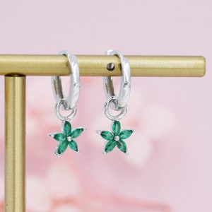 Huggie Hoop fleur vert émeraude CZ en argent sterling, argent ou or, créoles simples minimalistes, détachables et interchangeables