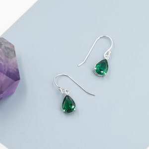 Boucles d'oreilles pendantes CZ taille poire vert émeraude en argent sterling, argent ou or, boucles d'oreilles pendantes gouttelettes minimalistes, boucles d'oreilles pendantes