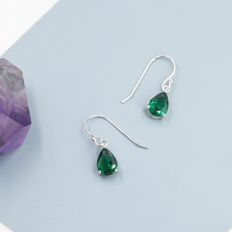 Emerald Green Pear Cut CZ Drop Oorbellen in Sterling Zilver, Zilver of Goud, Minimalistische Droplet Dangle Oorbellen, Drop Oorbellen afbeelding 1