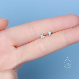 Brincos de Lua Extra Pequenos em Prata de Lei - Opala Azul ou Opala Branca - Ouro ou Prata - Brincos de Lua Nova - Brincos de Pino Delicados