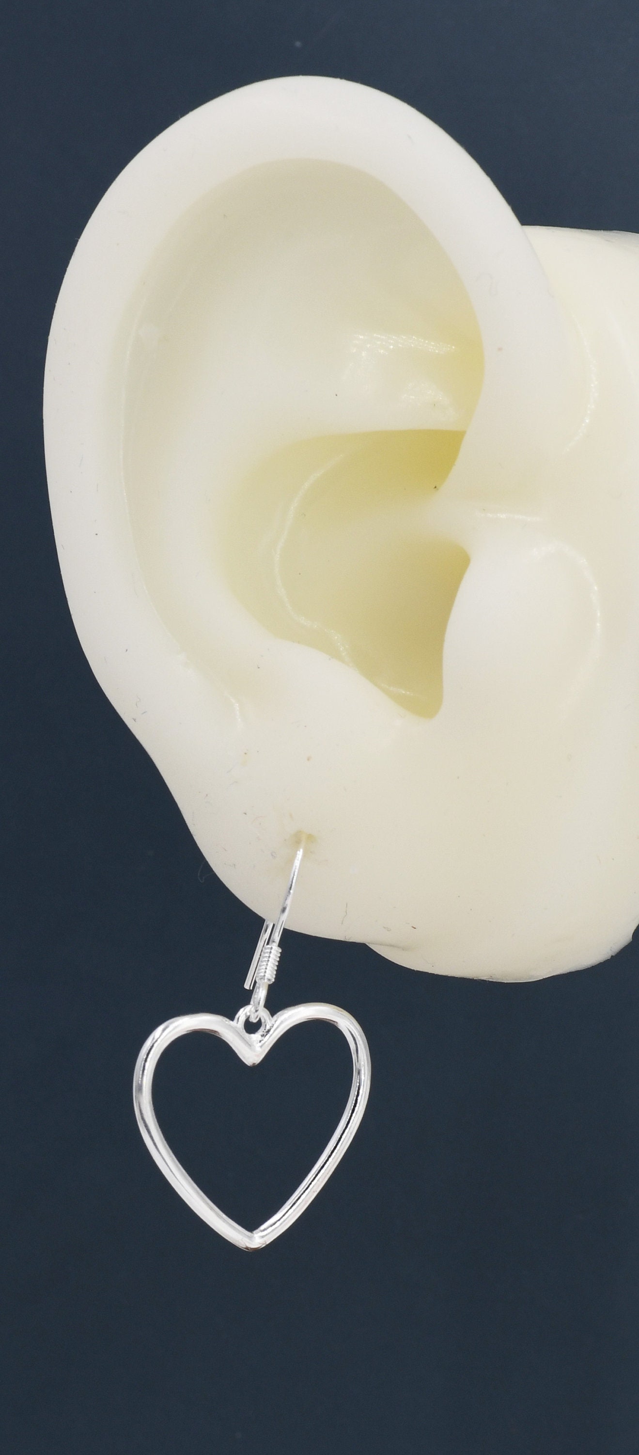 Orecchini pendenti a forma di cuore in resina con strass in argento CC Chanel (Venduto) - Joli Closet