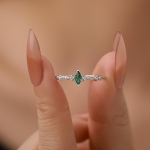 Anillo de circonita verde esmeralda de inspiración vintage en plata de ley, anillo marquesa, delicado anillo de esmeralda, tallas 5-8 (EE. UU.)