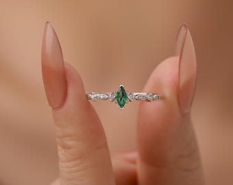 Anillo de circonita verde esmeralda de inspiración vintage en plata de ley, anillo marquesa, delicado anillo de esmeralda, tallas 5-8 (EE. UU.)