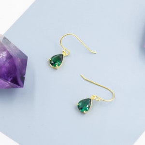 Emerald Green Pear Cut CZ Drop Oorbellen in Sterling Zilver, Zilver of Goud, Minimalistische Droplet Dangle Oorbellen, Drop Oorbellen afbeelding 5