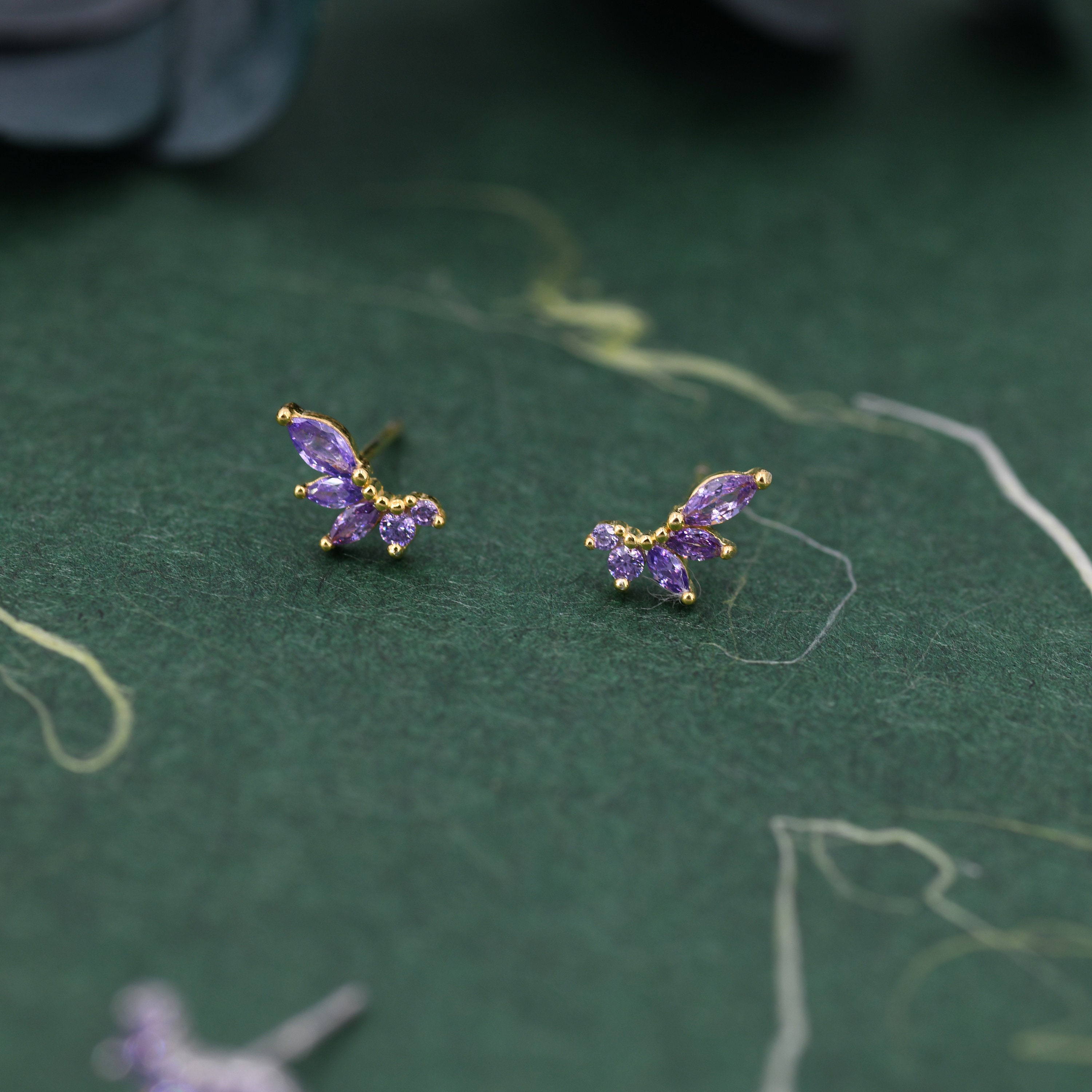 Orecchini A Bottone Carissima – Zirconi Cubici Viola E Bianchi, Oro Giallo 9kt – Eleganza Italiana Donna