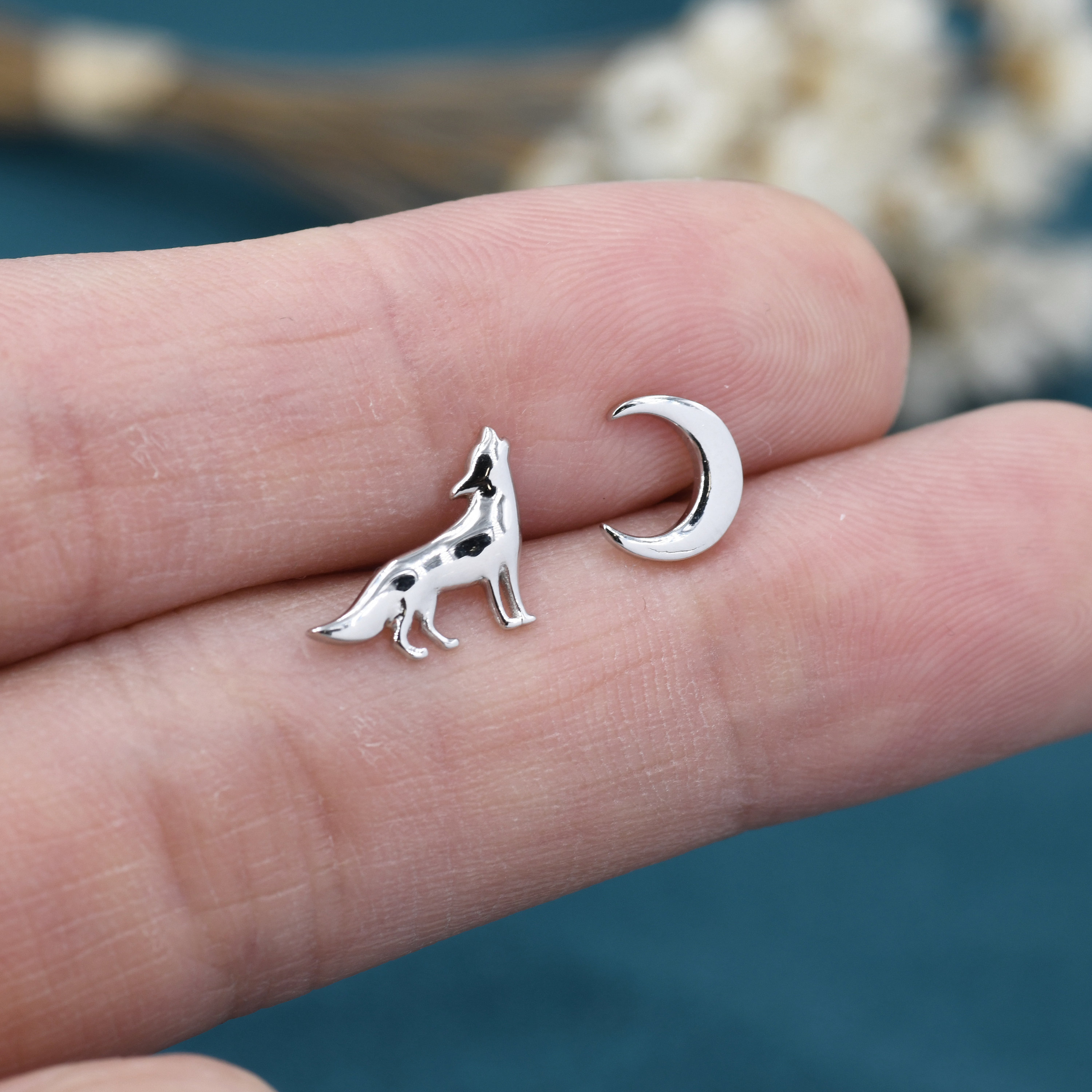 アクセサリー Howling Wolf Stud Earrings 925 silver Mismatched Wolf and Moon Stud Earrings in Sterling Silver, Silver