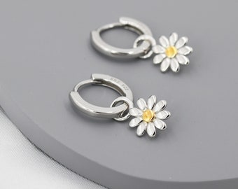 Pendientes de aro con encanto de flor de pequeña margarita en plata de ley - lindos pendientes de aro Huggie de flor de flor - divertidos, caprichosos