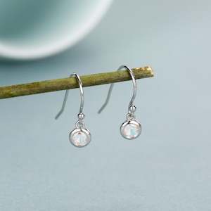 Pendientes colgantes diminutos Aurora de circonita cúbica de 4 mm en plata de ley.