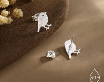 スターリングシルバーのチカディーバードスタッドピアス。ブラシ仕上げ