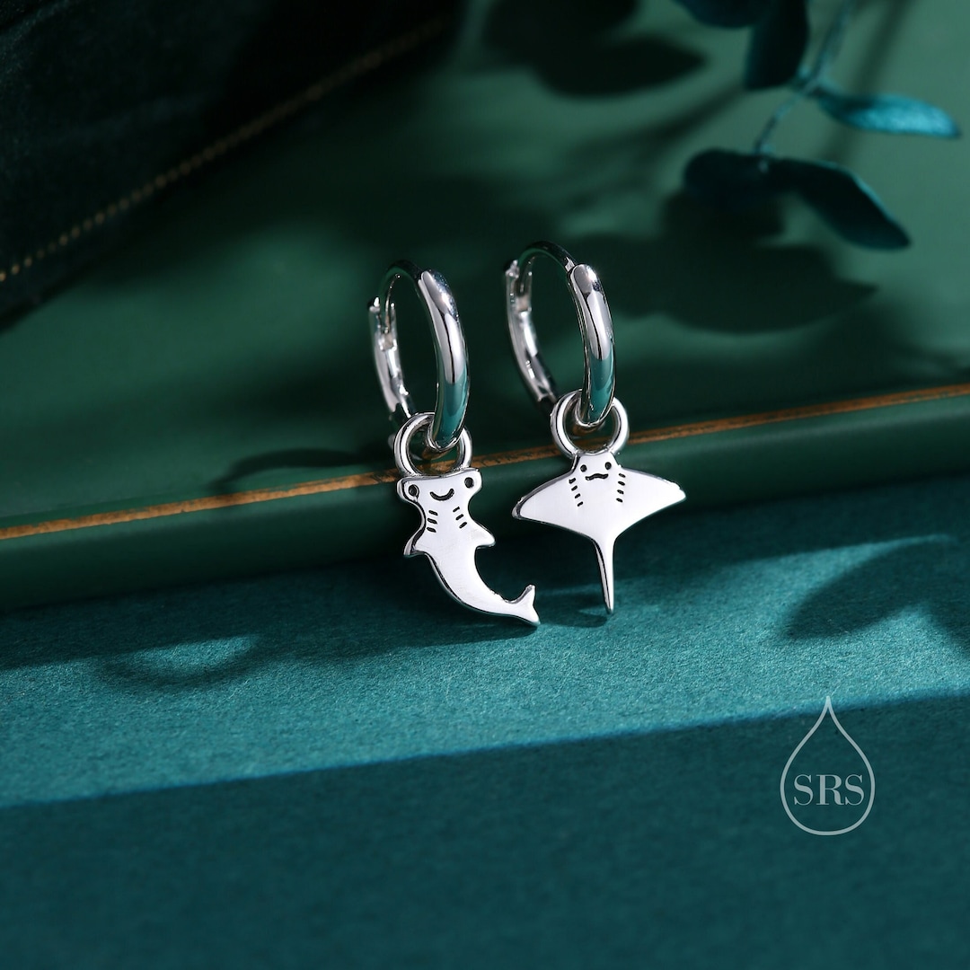 左右非対称のかわいいハンマーヘッドシャークとマンタのフープイヤリング。スターリングシルバー、ゴールド、ローズゴールド製。アシンメトリーで取り外し可能。 - Etsy 日本