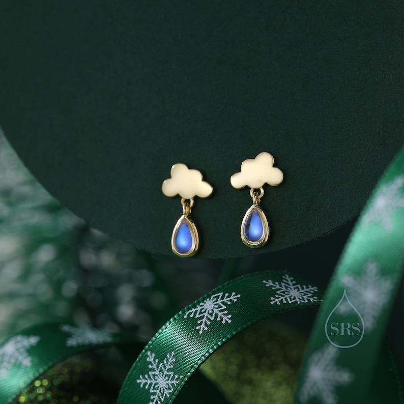 Dainty Cloud y Moonstone Raindrop Stud Pendientes en plata de ley, plata u oro, pendientes de nube, pendientes de gota de piedra lunar imagen 1