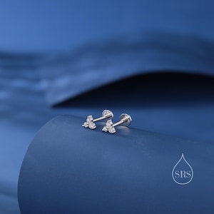 Pendientes CZ Trio 16G con rosca interna y parte trasera plana en plata de ley.