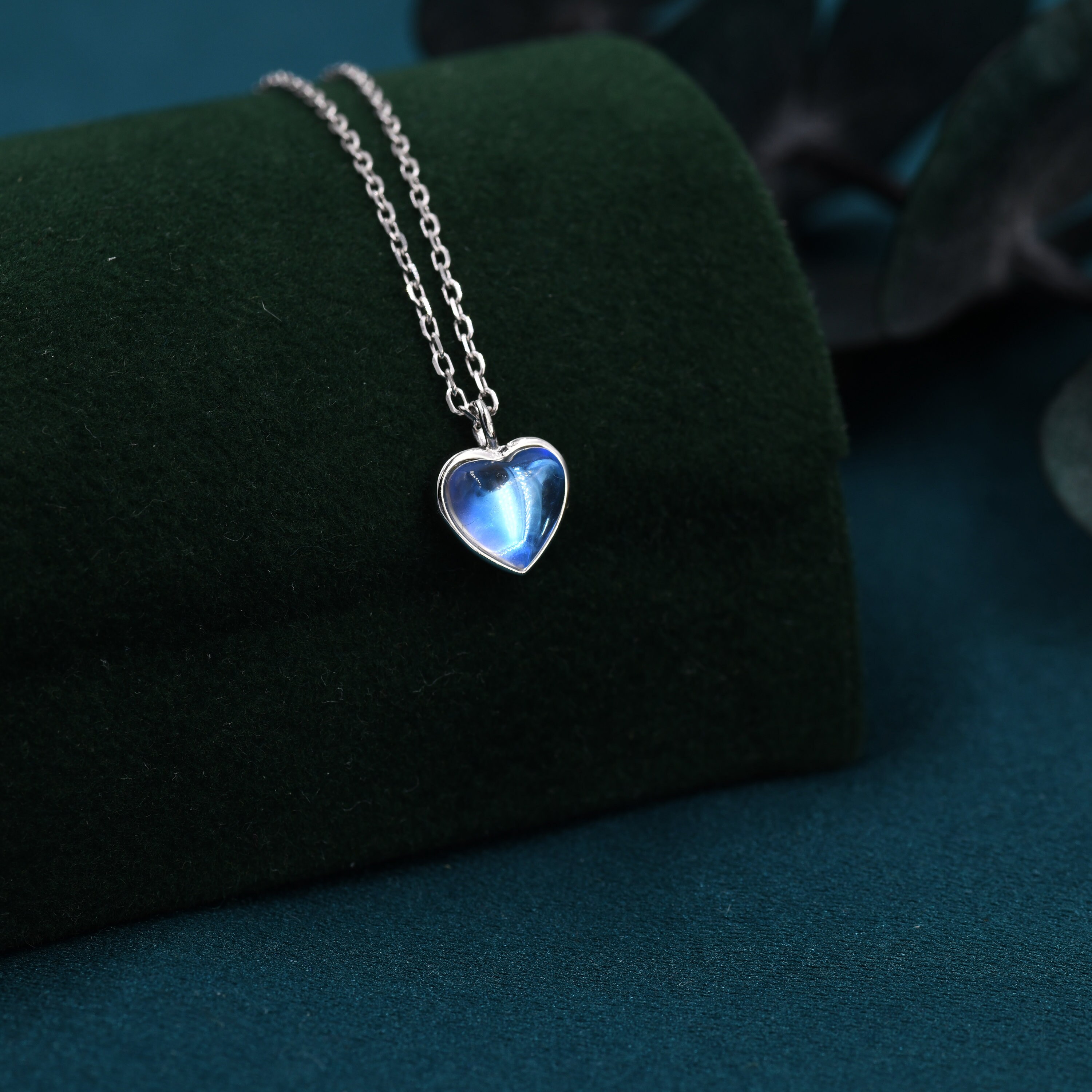 Collana con ciondolo a forma di cuore in pietra di luna in