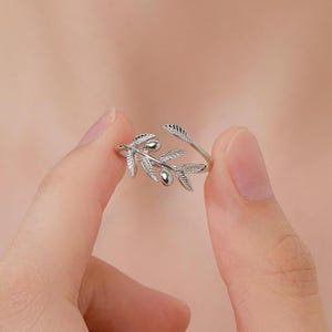 Olijfblad met olijfring in sterlingzilver, in maat verstelbaar, botanische sieraden olijftak, olijffruitring