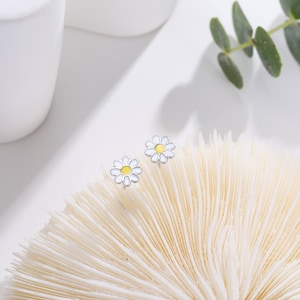 Enamel Daisy Flower Stud Earrings in Sterling Silver, Daisy Flower Earrings, Tiny Flower Earrings zdjęcie 7