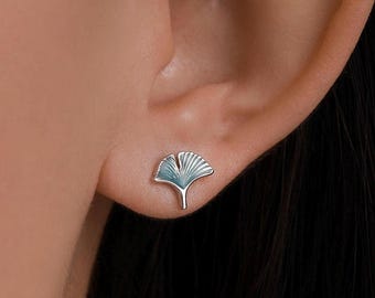 Pendientes de hoja de ginkgo esmaltada en plata de ley. Pendientes pequeños de hoja de ginkgo. Inspirados en la naturaleza.