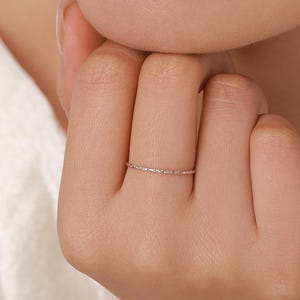 Anillo martillado extrafino en plata de ley, anillos apilables extradelgados, tallas estadounidenses 5, 6 y 7. Anillos delicados.