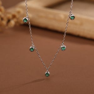 Collana con ciondolo in zirconi color verde smeraldo in argento sterling, argento o oro, collana con cristallo satellite, collana in argento massiccio