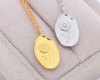 Daisy Flower Oval Pendant Necklace in Sterling Silver, Silver or Gold, April Birth Flower,  Nature Inspired Flower Disk Necklace