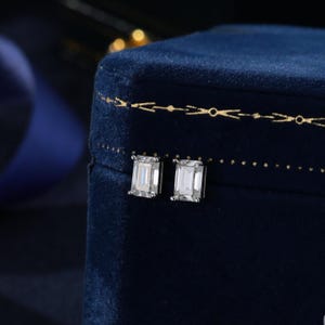 Pendientes de botón de moissanita con diamantes de talla esmeralda o radiante de 0,8 quilates en plata de ley, 4 x 6 mm, engaste de cuatro puntas, moissanita rectangular.