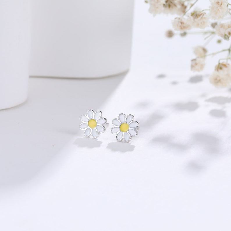 Enamel Daisy Flower Stud Earrings in Sterling Silver, Daisy Flower Earrings, Tiny Flower Earrings zdjęcie 3