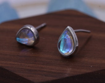 Sterling zilveren druppel Maansteen Stud Oorbellen, zeemeermin kleur oorbellen, gesimuleerde Maansteen glazen oorbellen, minimalistisch