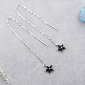 スターリングシルバー、シルバー、ゴールドのブラック CZ フラワー スレダー イヤリング、忘れな草の花の耳用スレダー、キラキラ輝く CZ スレダー