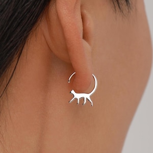 Winzige Katzenohrringe in Sterling Silber, Silber oder Gold, Minimalistische Katzen Silhouette Ohrringe, Einfache Katzenohrringe