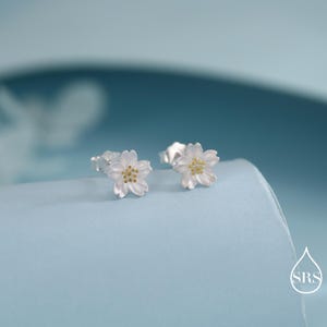 Sterling Silber zierliche kleine Kirschblüten Blume Blumen Ohrstecker, sandgestrahlte strukturierte Oberfläche, niedlich und süß Design