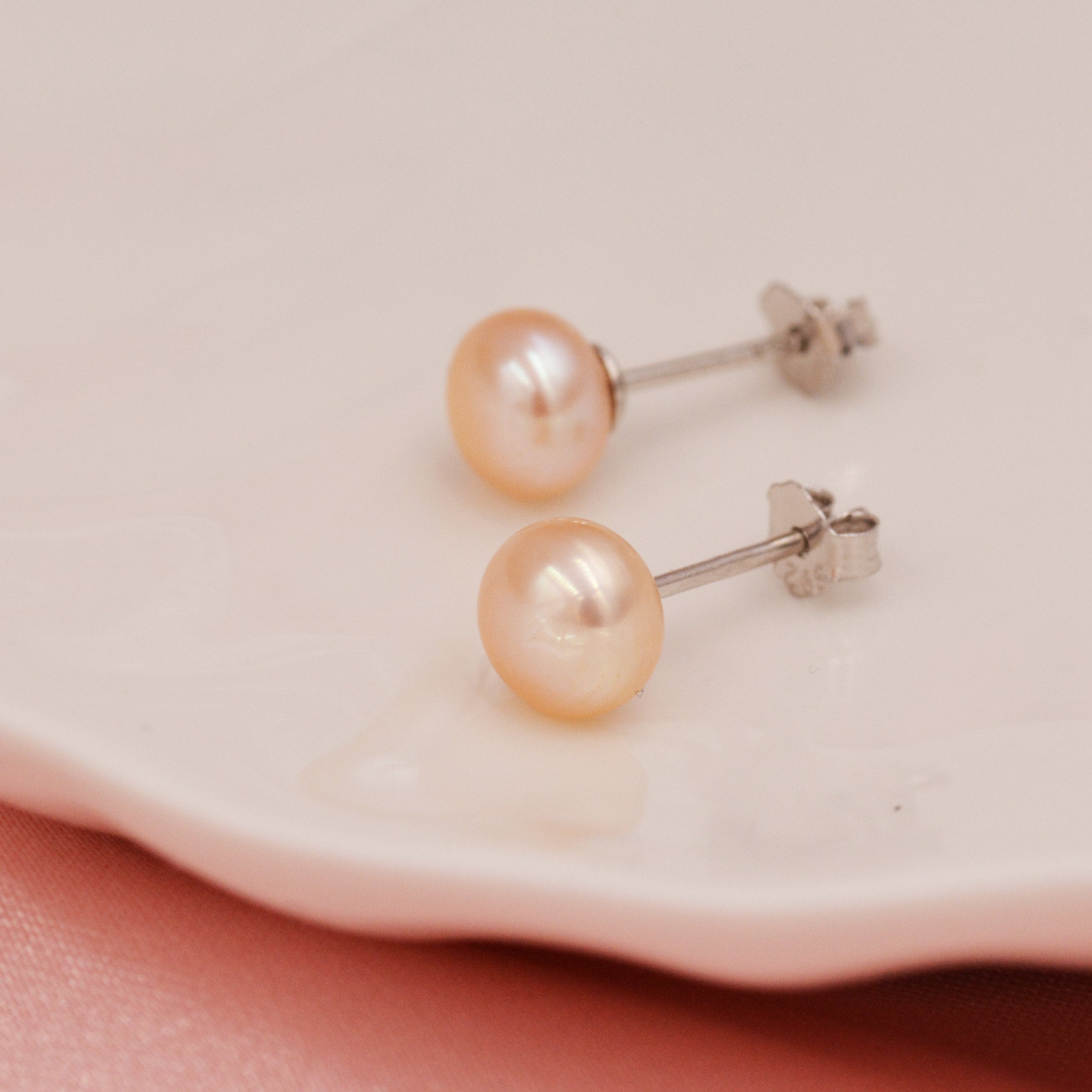 Orecchini a perno in argento Sterling 925 con perla naturale