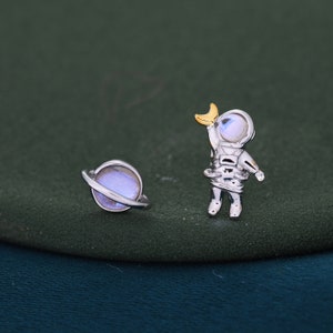 Mismatched Astronaut und Planet Ohrstecker in Sterling Silber, Asymmetrische Planet und Spaceman Ohrringe mit Mondstein, Niedlich und Fun