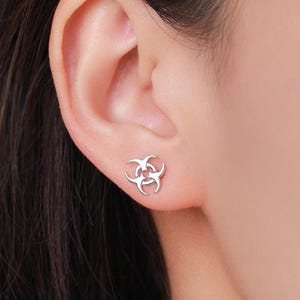 Piccoli orecchini a bottone Biohazard in argento sterling, argento, oro o oro rosa, piccoli orecchini di Halloween