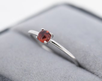 Anel de granada genuína em prata de lei, tamanhos EUA 5 a 8, anel com cristal de granada vermelha natural, anel de pedra de nascimento de janeiro, anel solitário com quatro garras.