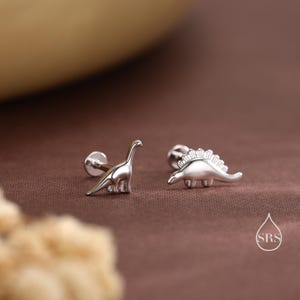 Pendientes de dinosaurio desiguales de 16G con rosca interna y parte trasera plana en plata de ley, pendientes de animales