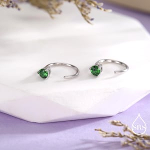 Orecchini a cerchio aperti con cristalli verde smeraldo in argento sterling, 3 mm, a tre griffe, oro o argento, con chiusura a infilare.