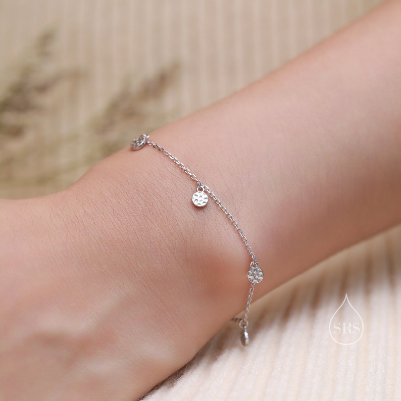 Puede incluir: Un brazalete de cadena de plata con peque&ntilde;os abalorios circulares texturizados.