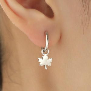 Délicates boucles d'oreilles Huggie avec breloque feuille d'érable en argent sterling, argent, or ou or rose, breloques Huggie en feuille d'érable, amovibles