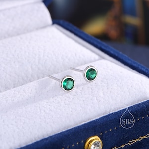 Smaragdgrün CZ Bezel Ohrstecker in Sterling Silber, erhältlich in 3 mm, 4 mm, 5 mm, Brilliant Cut CZ Ohrringe, Minimal CZ Stud