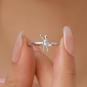 Puede incluir: Un conjunto de tres botes de cerámica con tapas, con un patrón geométrico en tonos azules, blancos y grises. Los botes varían en tamaño, adecuados para el almacenamiento en la cocina.