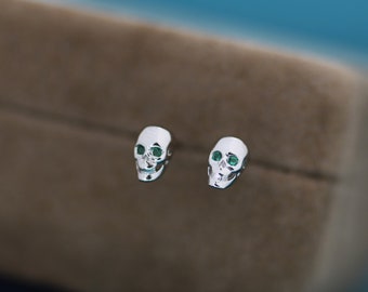 Extra Tiny Skull Stud Oorbellen in Sterling Zilver met Emerald Green CZ - Goud of Zilver - Skull Oorbellen - Petite Stud Oorbellen