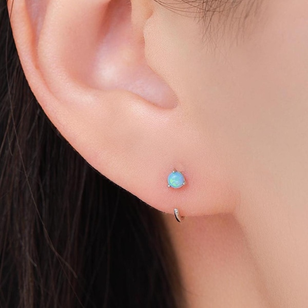 Minimalistische Opal Huggie Hoop Threader-oorbellen in sterlingzilver, 3 mm drietand, goud of zilver, doorhalen open hoepels, blauwe opaal C hoepel