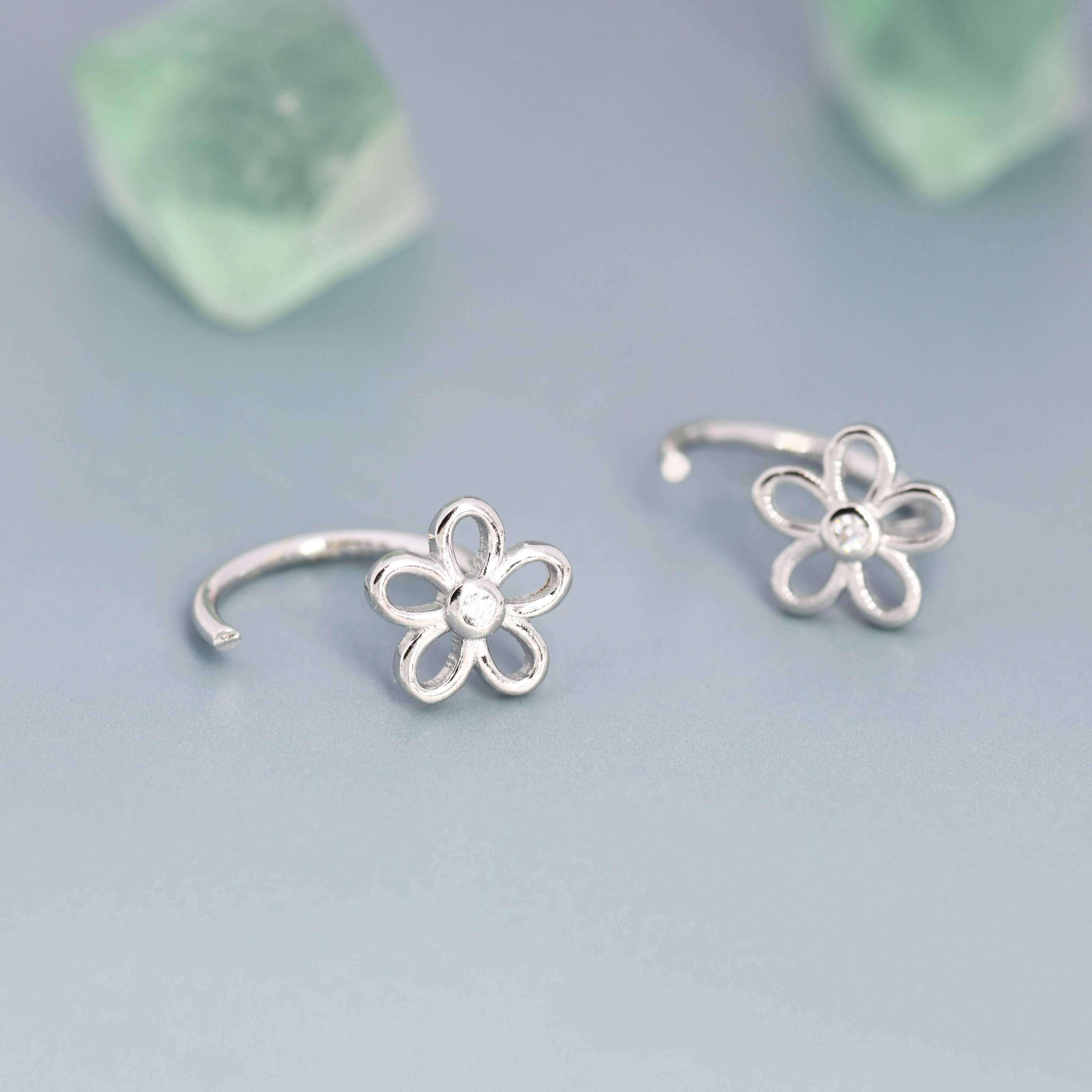 Aros Huggie con diseño de flor "No me olvides" en plata de ley, pendientes con poste curvo, aros abiertos, pendientes de enhebrador con pasador.